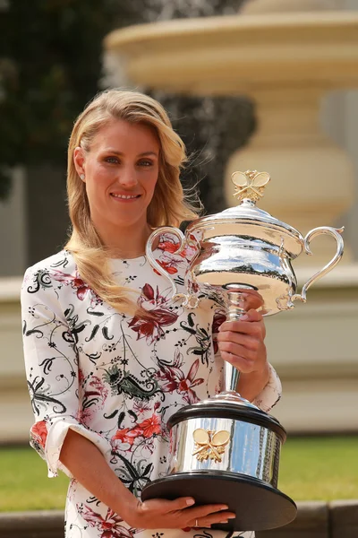 Angelique Kerber, campeona del Grand Slam de Alemania, posando en la Casa de Gobierno con el trofeo del campeonato — Foto de Stock