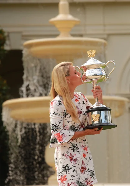 Grand-Slam-Siegerin Angelique Kerber aus Deutschland posiert im Regierungsgebäude mit Meisterschaftstrophäe — Stockfoto