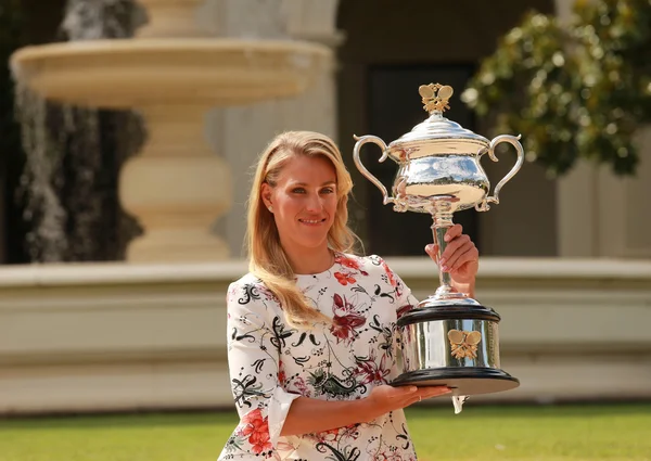 Angelique Kerber, campeona del Grand Slam de Alemania, posando en la Casa de Gobierno con el trofeo del campeonato — Foto de Stock