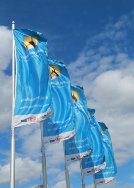 Rüzgarda sallayarak Avustralya Açık logolu bayraklar