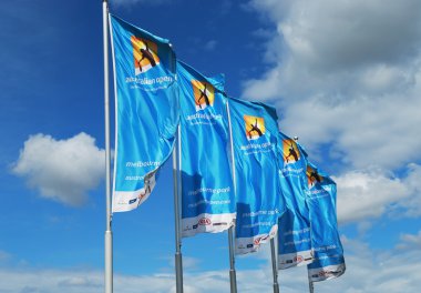 Rüzgarda sallayarak Avustralya Açık logolu bayraklar