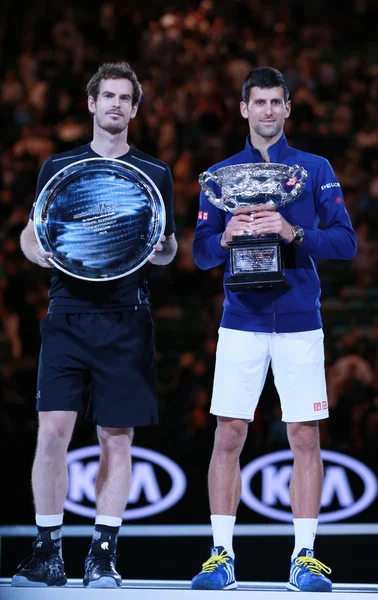 Australian Open 2016 finalist Andy Murray (L) and Grand Slam champion Novak Djokovic of Serbia during trophy presentation — ストック写真