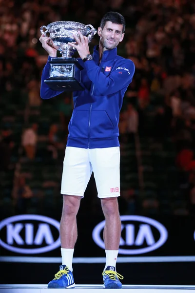 Campeão do Grand Slam Novak Djokovic do Sebia segurando o troféu Aberto da Austrália durante a apresentação do troféu após a vitória no Australian Open 2016 — Fotografia de Stock