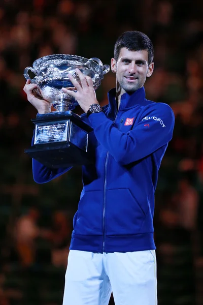 Novak Djokovic, campeón del Grand Slam de Sebia, celebra el Trofeo del Abierto de Australia durante la presentación del trofeo tras la victoria en el Abierto de Australia 2016 —  Fotos de Stock