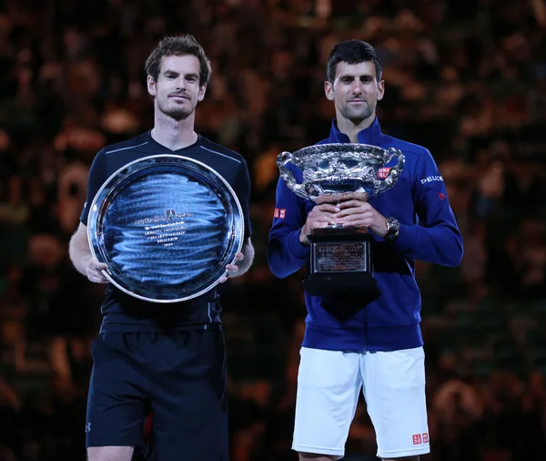 Finalista do Australian Open 2016 Andy Murray (L) e campeão do Grand Slam Novak Djokovic da Sérvia durante a apresentação do troféu — Fotografia de Stock