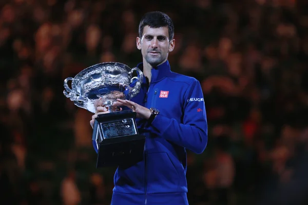 Novak Djokovic, campeón del Grand Slam de Sebia, celebra el Trofeo del Abierto de Australia durante la presentación del trofeo tras la victoria en el Abierto de Australia 2016 — Foto de Stock