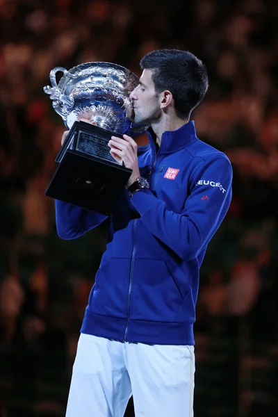Campeão do Grand Slam Novak Djokovic do Sebia segurando o troféu Aberto da Austrália durante a apresentação do troféu após a vitória no Australian Open 2016 — Fotografia de Stock