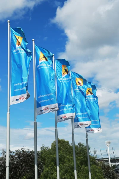 Bandeiras com logotipo Aberto da Austrália acenando ao vento — Fotografia de Stock