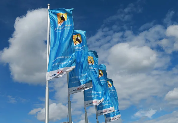 Banderas con logo Australian Open ondeando al viento — Foto de Stock