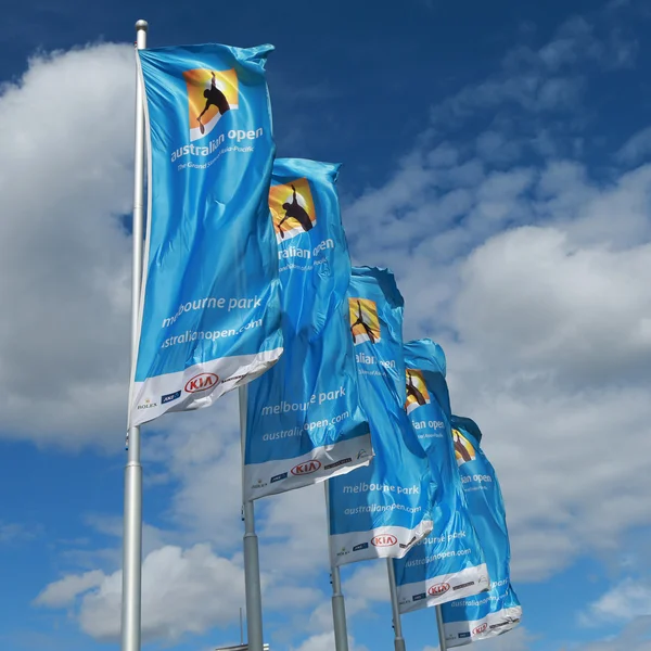 Bandiere con logo Australian Open sventolando nel vento — Foto Stock