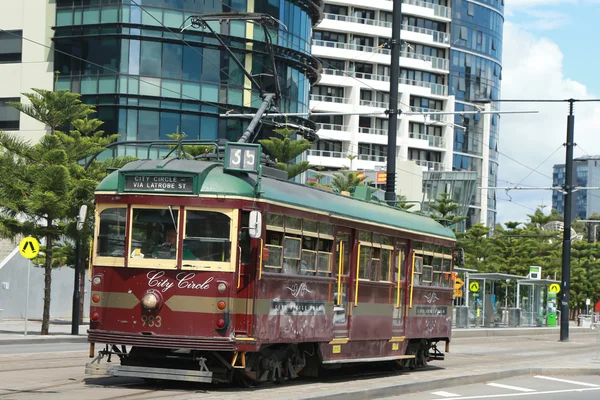 Oldtimer w-Klasse Straßenbahn im Kreis-Service — Stockfoto