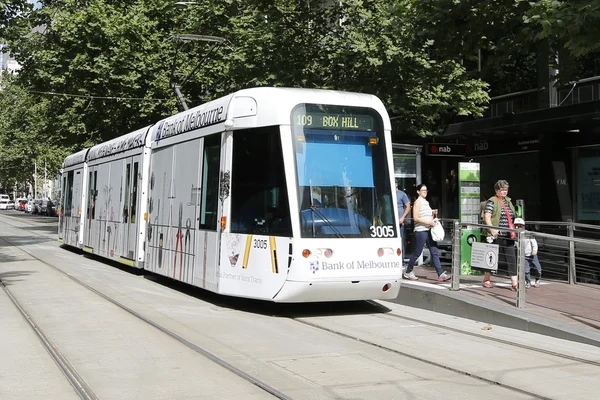 Moderne Melbourner Straßenbahn, das berühmte Verkehrsmittel in der Stadt — Stockfoto