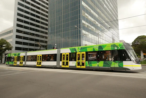 Moderne Melbourner Straßenbahn, das berühmte Verkehrsmittel in der Stadt — Stockfoto
