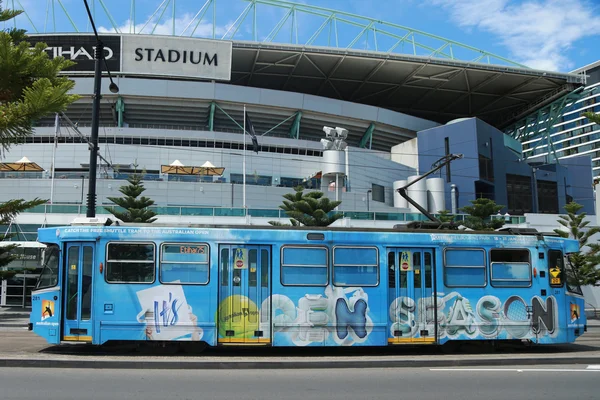 Tranvía moderno de Melbourne el famoso transporte icónico en la ciudad — Foto de Stock