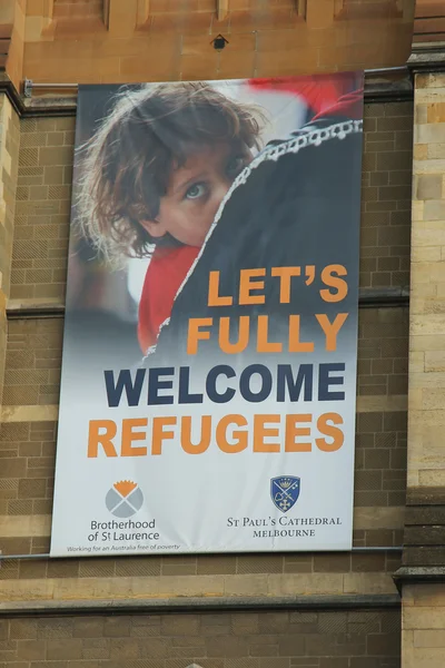 "Laten we volledig Welkom vluchtelingen "banner op de St. Paul's Cathedral in het centrum van Melbourne — Stockfoto