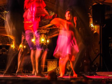 Ubud, Bali - 14 Haziran 2020: gece kulübündeki insanlar