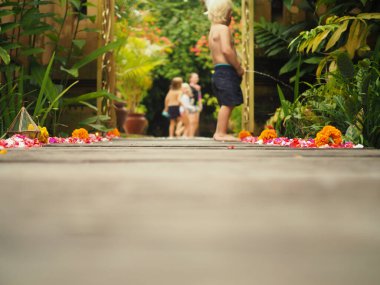 Bir çocukla birlikte ağaçtan bir patika.