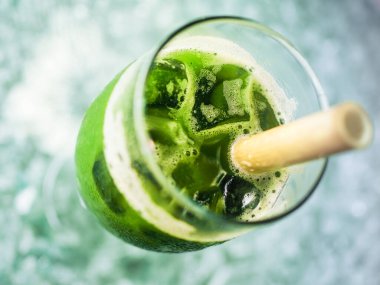 Nane yapraklı yeşil smoothie 