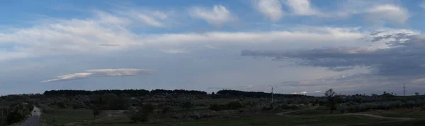 Nuvole Tempesta Coprono Paesaggio Cielo Tragico Cupo Panorama Villaggio Nella — Foto Stock