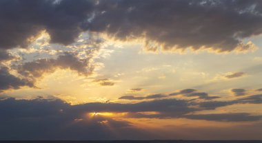 Akşam günbatımı. Panorama. Görkemli Fırtına Bulutları. Trajik kasvetli gökyüzü.
