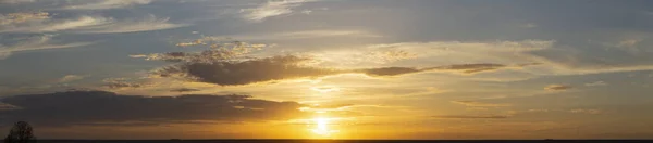 Вечерний Закат Панорама Величественные Грозовые Облака Трагическое Мрачное Небо — стоковое фото