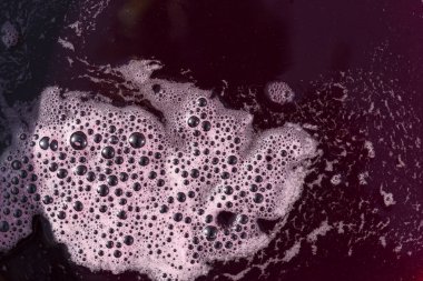 Şarap yapımı. Köpüklü taze üzüm suyu. Akarsu akmalı ve özel bir kapta toplanmalı. Moldova 'da şarap üretim teknolojisi. Üzüm işlemenin eski halk geleneği. Evi hasat et.