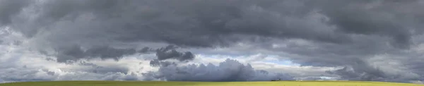 Stormmoln Över Fälten Landskap Vid Solnedgången Tragisk Dyster Himmel Panorama — Stockfoto