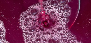 Şarap yapımı. Köpüklü taze üzüm suyu. Akarsu akmalı ve özel bir kapta toplanmalı. Moldova 'da şarap üretim teknolojisi. Üzüm işlemenin eski halk geleneği. Evi hasat et.