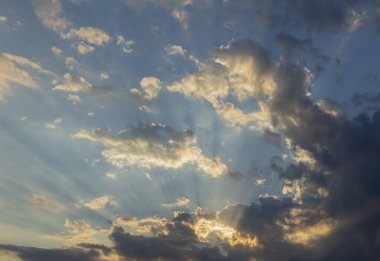 Akşam günbatımı. Görkemli Fırtına Bulutları. Trajik kasvetli gökyüzü.