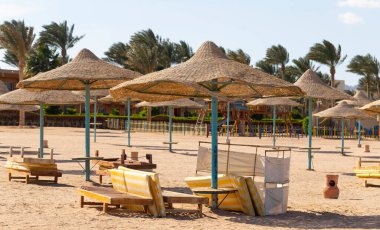 COVID 19 salgını sırasında Mısır 'da boş bir plaj. Kızıl Deniz kıyısı, insanların olmadığı bir dinlenme alanı..