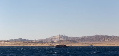 Kızıl Deniz kıyısı. Sina Yarımadası-Deniz Burnu 'nun kayaları ve dağları.