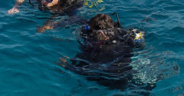 Turistler körfezde bir gemi gezisi sırasında dalışa giderler. Kızıl Deniz 'in resiflerine deniz gezileri.
