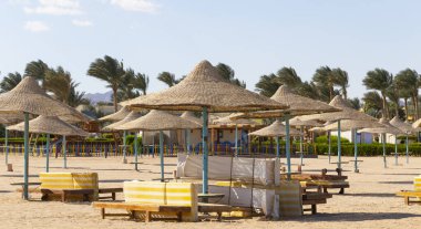 COVID 19 salgını sırasında Mısır 'da boş bir plaj. Kızıl Deniz kıyısı, insanların olmadığı bir dinlenme alanı..