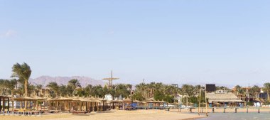 COVID 19 salgını sırasında Mısır 'da boş bir plaj. Kızıl Deniz kıyısı, insanların olmadığı bir dinlenme alanı..