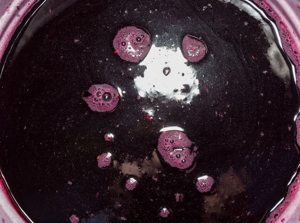 Şarap yapımı. Köpüklü taze üzüm suyu. Akarsu akmalı ve özel bir kapta toplanmalı. Moldova 'da şarap üretim teknolojisi. Üzüm işlemenin eski halk geleneği. Evi hasat et.