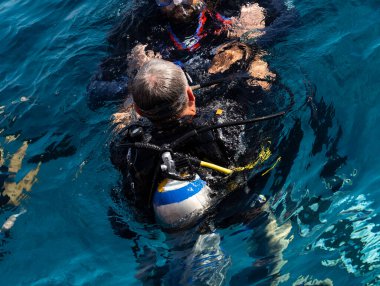 Turistler körfezde bir gemi gezisi sırasında dalışa giderler. Kızıl Deniz 'in resiflerine deniz gezileri.