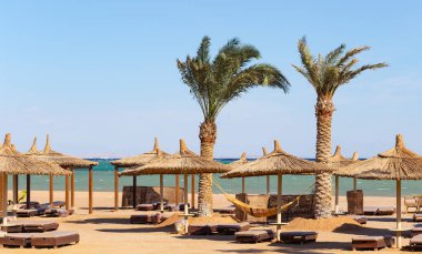 COVID 19 salgını sırasında Mısır 'da boş bir plaj. Kızıl Deniz kıyısı, insanların olmadığı bir dinlenme alanı..