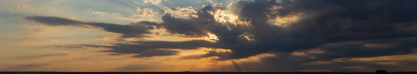 Kvällssolnedgången Panorama Majestätiska Stormmoln Tragisk Dyster Himmel — Stockfoto