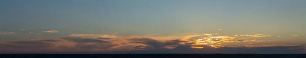 Atardecer Panorama Majestuosas Nubes Tormenta Trágico Cielo Sombrío —  Fotos de Stock