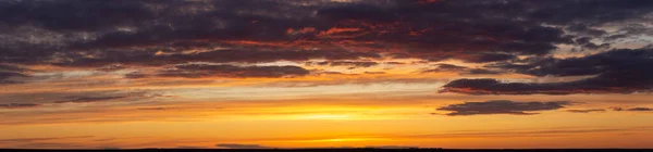 Der Abendsonnenuntergang Panorama Majestätische Sturmwolken Tragischer Düsterer Himmel — Stockfoto