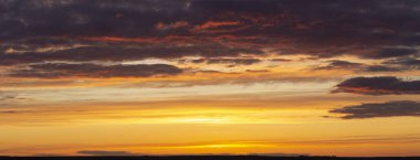 Akşam günbatımı. Panorama. Görkemli Fırtına Bulutları. Trajik kasvetli gökyüzü.