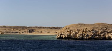 Kızıl Deniz kıyısı. Ras Mohammed Ulusal Parkı. Sina Yarımadası-Deniz Burnu 'nun kayaları ve dağları.
