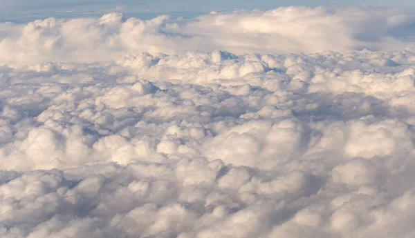 成層圏 飛行機の窓からの雲の眺め 空に雲のような形をしています 陸を飛んでいく — ストック写真