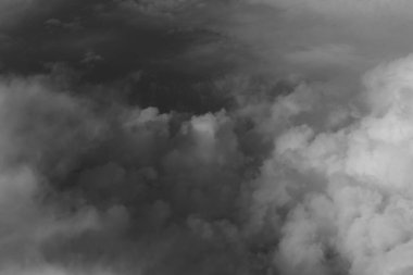 Stratosfer, bir uçak penceresinden bulutların görüntüsü. Siyah beyaz fotoğraf. Gökyüzünde kümüliform bulutları.