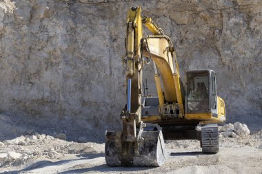 Sarı kazıcı. Toprağı kazmak ve atmak için kazma makinesi. Taş ocağında çalış..