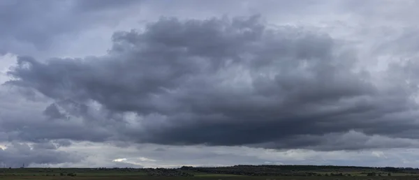 Gewitterwolken Bedecken Die Landschaft Tragischer Düsterer Himmel Panorama Fantastischer Himmel — Stockfoto
