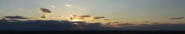 Βραδινό Ηλιοβασίλεμα Πανόραμα Μεγαλοπρεπή Σύννεφα Καταιγίδα Τραγικός Ζοφερός Ουρανός — Φωτογραφία Αρχείου
