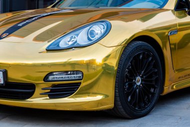 Chisinau, Moldova Cumhuriyeti 03.18.2019: Sağ ön teker ve far. Altın arabada halojen aydınlatma.