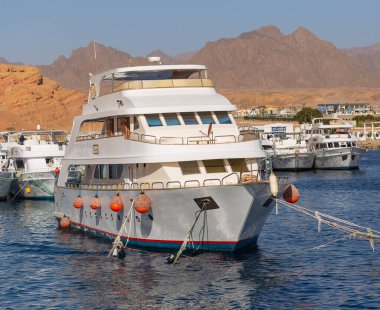 Sharm Ash Sheikh, Mısır - 01.18.2021. Gemiler limana demirlediler. Kızıl Deniz Sahili. 