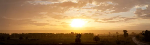 Regn Öser Ner Över Byn Landskap Vid Solnedgången Tragisk Dyster — Stockfoto